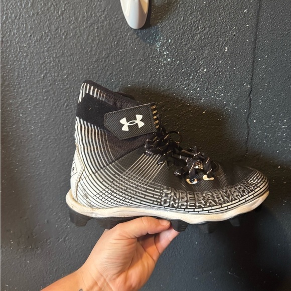 Men’s Under Armour Black and Gray Highlight Franchise Football Cleats - Picture 2 of 8